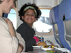 Laure aime le repas de l’avion...